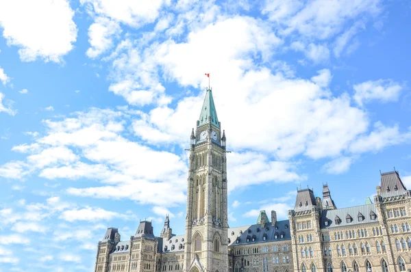 De Center-Block en de toren van de vrede in Parliament Hill — Stockfoto