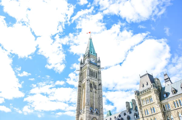El Bloque del Centro y la Torre de la Paz en Parliament Hill — Foto de Stock