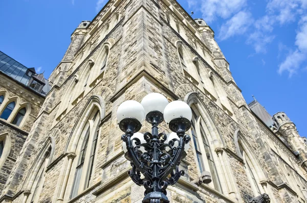 Le lampadaire devant la tour de l'horloge du Parlement d'Ottawa — Photo