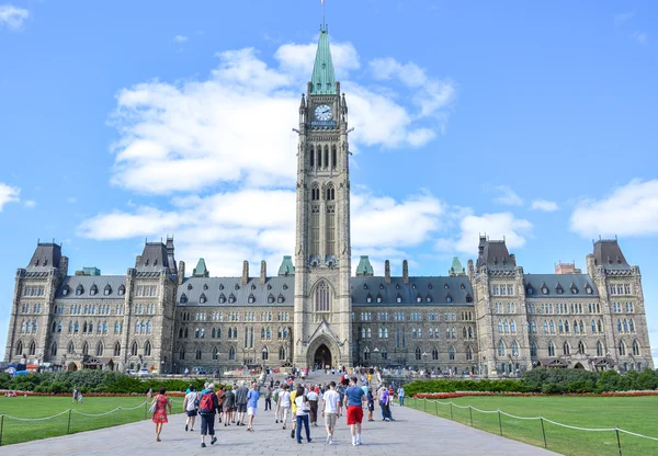 El bloque central y la torre de la paz en Parliament Hill, Ottawa, Canadá — Foto de Stock