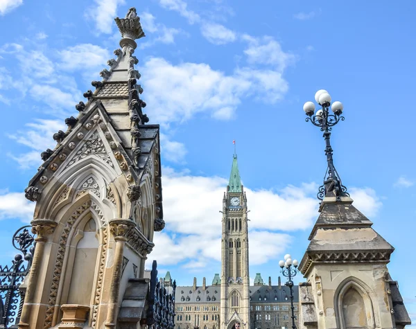 Ottawa parlament hodinová věž za plotem — Stock fotografie
