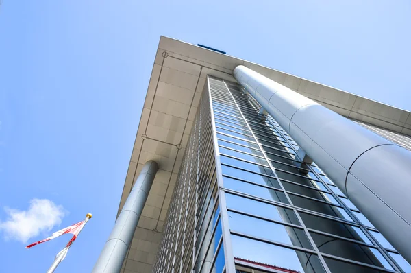 Glas skyscrapper återspeglar molnen — Stockfoto