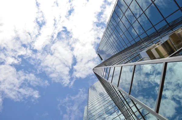 El rascacielos de cristal que refleja las nubes en el centro de Ottawa — Foto de Stock