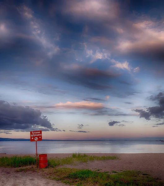 Boş plaj. Gün batımı. İyi akşamlar. 