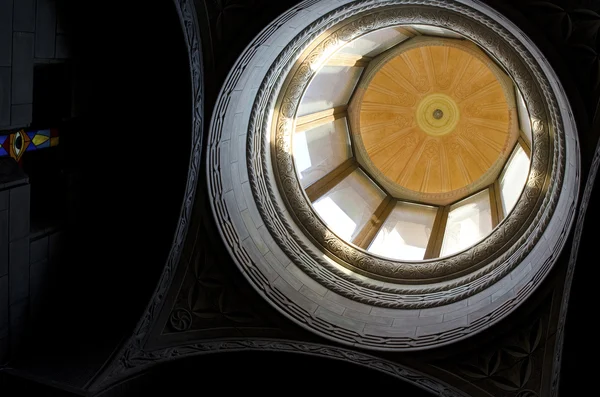 Beyaz Şapel. Kubbe içinde. Güneş tarafından aydınlatılmış. Alt görünümü.