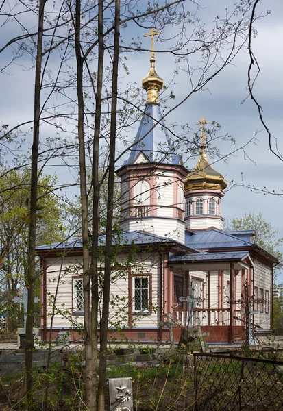 Orthodox der Tempel der großen Märtyrerin Katherine. Frühling, sonnig. in den Bäumen. — Stockfoto
