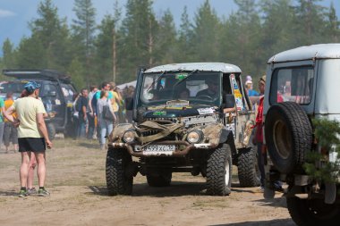 Araba Yarış öncesi. Off-road yarış. Girvas 18.07.2015. SUV, cip, ATV. Yaz, kum.