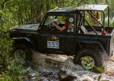 Fotoğrafçı araba yolun su bölümünü alır..