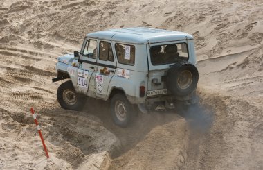 Araba zor bir sıra geçer. Kumlu parça.