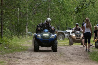 ATV ormanda.