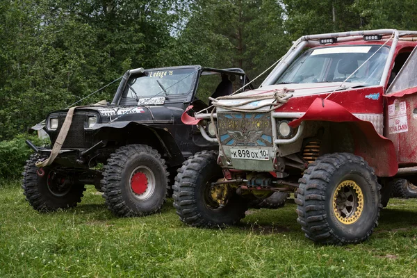 Önce varış, yolda yarış arabaları katılımcıların.