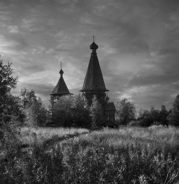 Gimoretsky cmentarz. Zabytek architektury drewnianej. Późno wieczorem niebo popołudnie. Lato roku 2015. — Zdjęcie stockowe