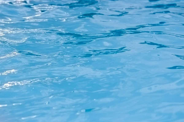 Suyun arka planı çok güzel mavi..