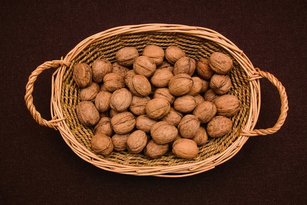 Kahverengi arka planda sepette cevizler