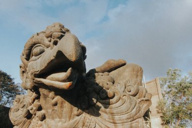 Birleştirilmeden önce, Garuda Wisnu Kencana heykeli Endonezya, Bali 'de büyüdü.