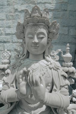 Heykelin, Tanjungpinang Endonezya 'daki binlerce şehrin bulunduğu yerdeki ön manzara,