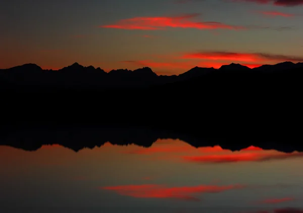 Über dem See und den Bergen — Stockfoto