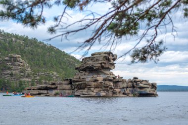 Güzel manzaradaki kayalık göl adası, Nur-Sultan, Kazakistan