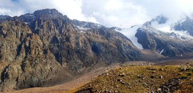 Kayaları ve dağ tepeleri olan görkemli manzara, Almaty Shymbulak, Kazakistan
