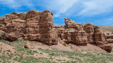 Kazakistan 'daki Charyn Kanyonu' nun tepesindeki kanyona bakan güzel manzara.