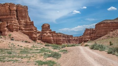 Kazakistan 'daki Charyn Kanyonu' nun tepesindeki kanyona bakan güzel manzara.