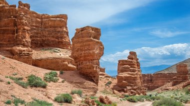 Kazakistan 'daki Charyn Kanyonu' nun tepesindeki kanyona bakan güzel manzara.
