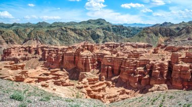 Kazakistan 'daki Charyn Kanyonu' nun tepesindeki kanyona bakan güzel manzara.