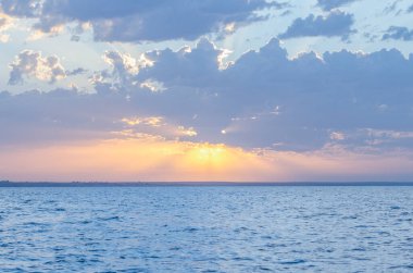 Denizin üzerinde güzel bir gün batımı