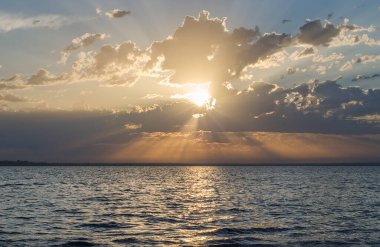 Denizin üzerinde güzel bir gün batımı