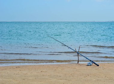 Sahildeki balık oltası manzarası