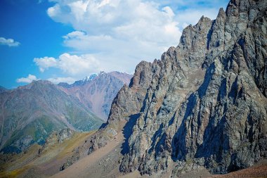 Kayalar ve dağ zirveleriyle görkemli bir manzara.