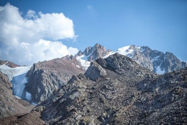Kayalar ve dağ zirveleriyle görkemli bir manzara.