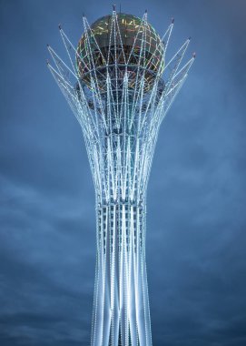 Baiterek, gece gökyüzünde Kazakistan 'ın başkenti Nur-Sultan' daki anıt ve gözlem kulesi.