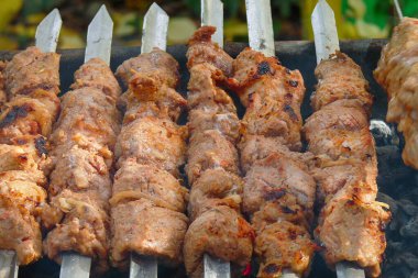 Şişte ızgara etin yakın plan görüntüsü