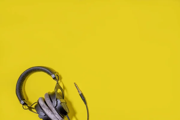 Flat Lay Closeup Muzyka Czarny Studio Słuchawki Żółtym Tle Cieniem — Zdjęcie stockowe