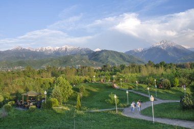 Almaty, Kazakistan - 19.06.2021: Parkın tepesinden dağların manzarası