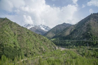 Gökyüzü arka planında dağ manzarası manzarası