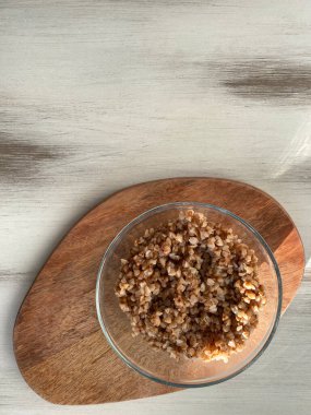 Yakın plan karabuğday lapası, sağlıklı yiyeceğin güzel dokusu..