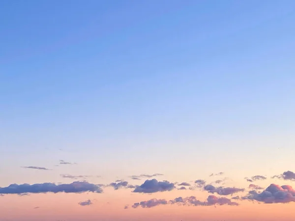 Matahari Terbenam Langit Malam Beberapa Awan Putih Ada Tempat Untuk Stok Gambar