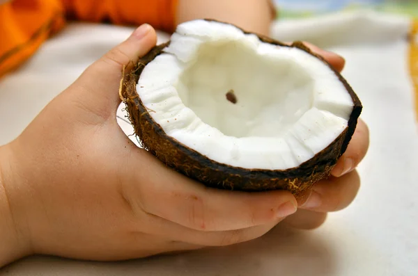 Coco em mãos de crianças — Fotografia de Stock