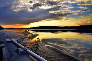 göl günbatımı. tekne. Küreği.