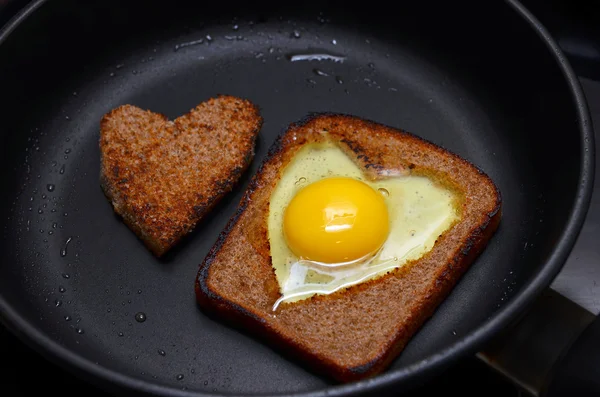Stekta ägg i form av hjärta — Stockfoto