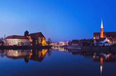cityscape katedral, nehir oder. Wroclaw, Polonya, alacakaranlıkta