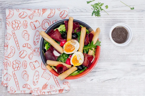 Ensalada de primavera fresca con rúcula, bresaola en ensalada de primavera fresca con rúcula, bresaola en mesa de madera — Foto de Stock