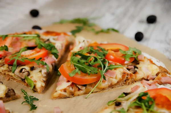 Deliciosa pizza italiana servida em mesa de madeira — Fotografia de Stock