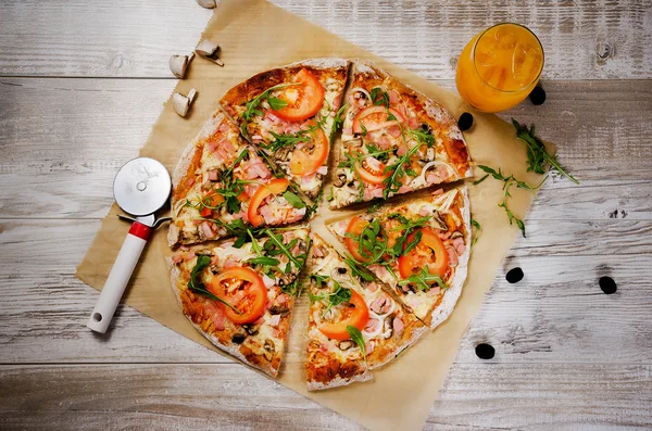Finom olasz pizzát szolgálnak fel, a fából készült asztal — Stock Fotó