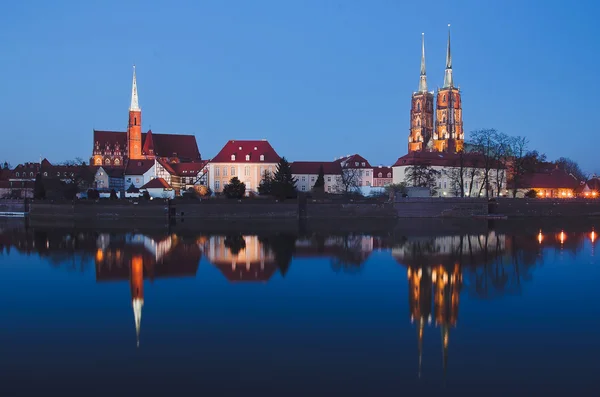 cityscape katedral, nehir oder. Wroclaw, Polonya, alacakaranlıkta
