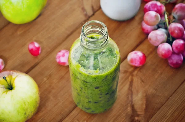 Frischer hausgemachter Smoothie mit Kiwi, Bananen, Trauben, Apfel auf Holztisch — Stockfoto