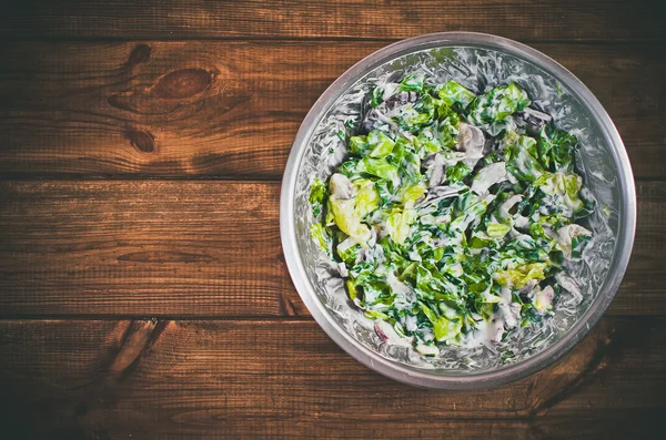 Primer plano de ensalada casera hecha de ensalada fresca, cebollino, perejil, yogur griego, rábano, sal, pimienta y cebolla roja — Foto de Stock