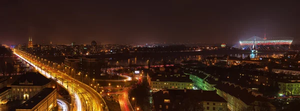 Panorama de Varsovia Polonia ciudad por la noche con el estadio nacional — Foto de Stock